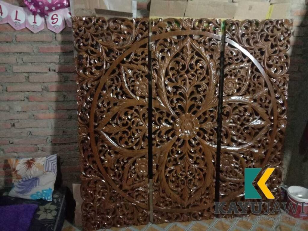 Hiasan Dinding Kayu Jati Ukiran Klasik Jepara